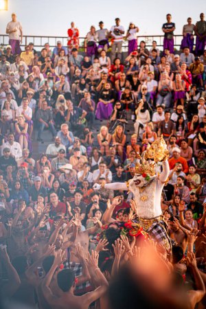 Foto de Danza Kecak es un baile tradicional de Bali que es muy popular entre los turistas, este baile se realiza generalmente al atardecer. - Imagen libre de derechos