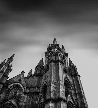 Eglise Notre-Dame de Lourdes détail des tours en noir et blanc Iglesia de nuestra seora de Lourdes detalle de las torres en BN. Chapinero, Bogot, Colombie