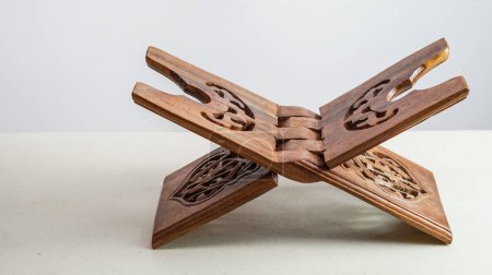 soporte de madera para recitar el Corán