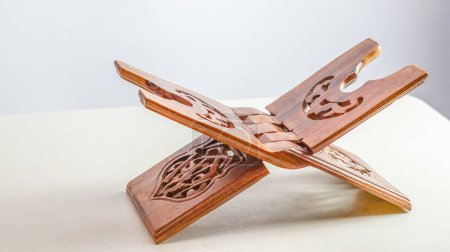 soporte de madera para recitar el Corán