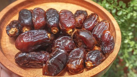 Téléchargez les photos : Gros plans fruits séchés de palmier dattier ou kurma, nourriture ramadan - en image libre de droit