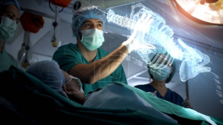 Téléchargez les photos : Concept biomédical futuriste d'un médecin utilisant un balayage holographique préalable la colonne vertébrale d'un patient pour le diagnostic de hernie discale médullaire - en image libre de droit