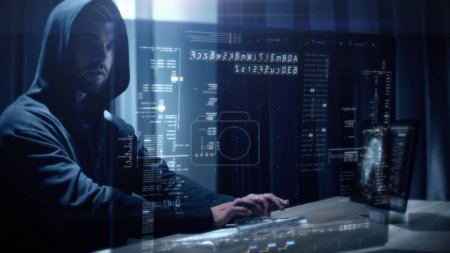 Foto de El ciberhacker futurista que opera bajo el disfraz de Anonymous, emplea algoritmos avanzados para infiltrarse en los sistemas de ciberseguridad y explotar las vulnerabilidades en la seguridad de las contraseñas. Concepto: Cyber Hacker - Imagen libre de derechos
