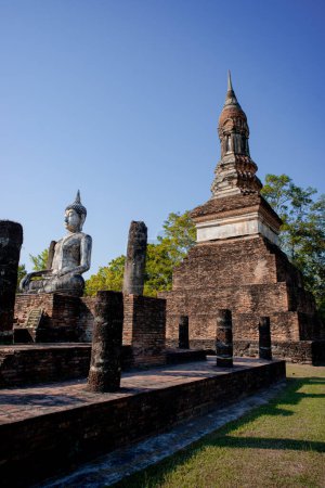 Foto de Sitios históricos antiguo templo ruinas Wat Si Chum y Wat Mahathat ciudad de Sukhothai Parque Histórico, provincia de Sukhothai, Tailandia - Imagen libre de derechos