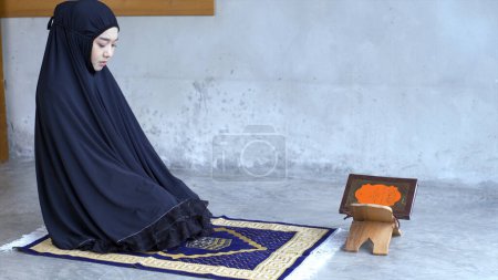 Téléchargez les photos : Un visuel captivant dépeignant la dévotion inébranlable, les aspirations et l'interconnexion des musulmans asiatiques à travers la Sourate Al-Fatiha et le sajdah la beauté de la prière et la puissante unité - en image libre de droit