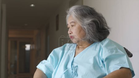 Téléchargez les photos : Une femme âgée asiatique souffrant d'un trouble mental maladie, trouble mental concept, émotion négative, Alzheimer, dépression et la vie difficile dans le concept de la situation hospitalière - en image libre de droit