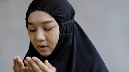 Foto de Una imagen cautivadora que retrata la devoción inquebrantable, las aspiraciones y la interconexión de los musulmanes asiáticos a través de Surah Al-Fatiha y sajdah la belleza de la oración y la poderosa unidad - Imagen libre de derechos