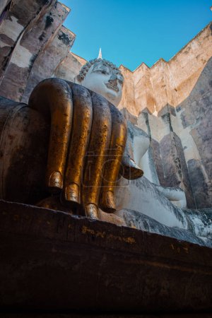 Téléchargez les photos : Sites historiques ruines de temples antiques Wat Si Chum et Wat Mahathat ville de Sukhothai Historical Park, province de Sukhothai, Thaïlande - en image libre de droit