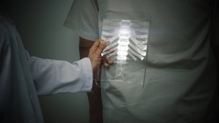 Téléchargez les photos : Concept de balayage corporel. médecin avec scanner - en image libre de droit