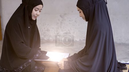 Téléchargez les photos : Un visuel captivant dépeignant la dévotion inébranlable, les aspirations et l'interconnexion des musulmans asiatiques à travers la Sourate Al-Fatiha et le sajdah la beauté de la prière et la puissante unité - en image libre de droit