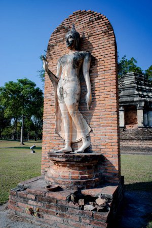 Téléchargez les photos : Sites historiques ruines de temples antiques Wat Si Chum et Wat Mahathat ville de Sukhothai Historical Park, province de Sukhothai, Thaïlande - en image libre de droit