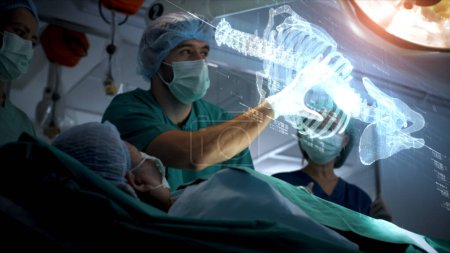 Téléchargez les photos : Concept biomédical futuriste d'un médecin utilisant un balayage holographique préalable la colonne vertébrale d'un patient pour le diagnostic de hernie discale médullaire - en image libre de droit