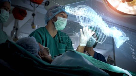 Foto de Concepto biomédico futurista de un médico que utiliza la exploración holográfica avanzada de la columna vertebral de un paciente para el diagnóstico de hernia discal espinal - Imagen libre de derechos