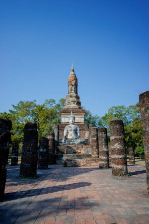 Foto de Sitios históricos antiguo templo ruinas Wat Si Chum y Wat Mahathat ciudad de Sukhothai Parque Histórico, provincia de Sukhothai, Tailandia - Imagen libre de derechos