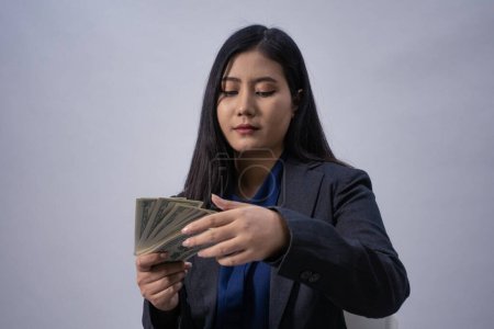Foto de Retrato de una joven mujer de negocios asiática en varias poses, plano de estudio, concepto de negocio, fondo aislado - Imagen libre de derechos