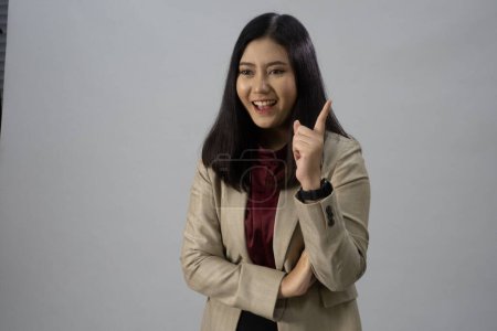 Téléchargez les photos : Portrait d'une jeune femme d'affaires asiatique, prise de vue en studio, concept d'entreprise, fond isolé - en image libre de droit