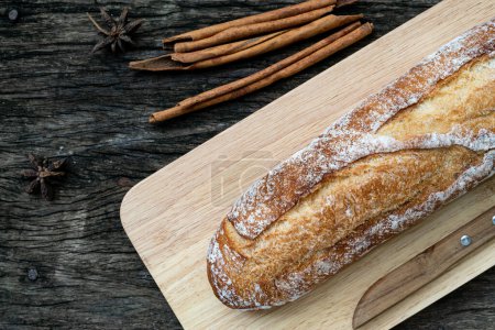 Foto de Una vista de primer plano de panes Ciabatta italianos tradicionales recién horneados preparados y cortados en rodajas en una mesa de madera para ser servidos - Imagen libre de derechos