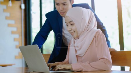 Téléchargez les photos : Vers le haut mobile Asiatique musulman entrepreneur PME démarrage groupe de jeunes hommes et femmes, discuter de vente et de marketing analyse, Asiatique musulman PME travail d'équipe e-commerce concept - en image libre de droit