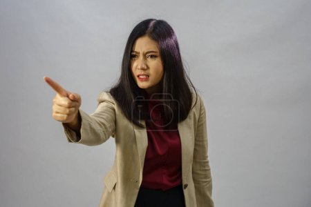 Téléchargez les photos : Portrait d'une jeune femme d'affaires asiatique dans diverses poses, plan de studio, concept d'entreprise, arrière-plan isolé - en image libre de droit