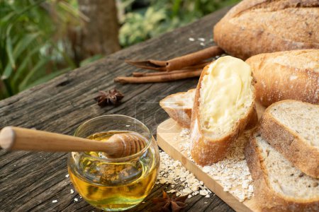 Foto de Una vista de primer plano de panes Ciabatta italianos tradicionales recién horneados preparados y cortados en rodajas en una mesa de madera para ser servidos - Imagen libre de derechos