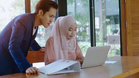 Téléchargez les photos : Vers le haut mobile Asiatique musulman entrepreneur PME démarrage groupe de jeunes hommes et femmes, discuter de vente et de marketing analyse, Asiatique musulman PME travail d'équipe e-commerce concept - en image libre de droit
