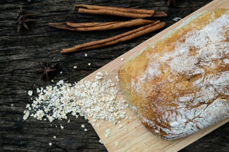 Téléchargez les photos : Une vue rapprochée de dessus des pains traditionnels italiens Ciabatta fraîchement cuits préparés et coupés en tranches sur une table en bois lue pour être servie - en image libre de droit