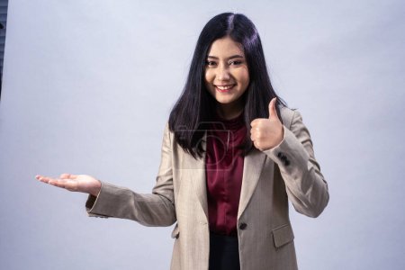 Téléchargez les photos : Portrait d'une jeune femme d'affaires asiatique montrant pouce en l'air, plan de studio, concept d'entreprise, arrière-plan isolé - en image libre de droit