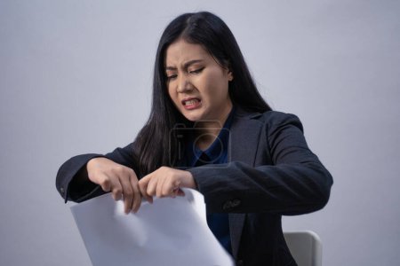 Téléchargez les photos : Portrait d'une jeune femme d'affaires asiatique avec papiers, plan de studio, concept d'entreprise, arrière-plan isolé - en image libre de droit