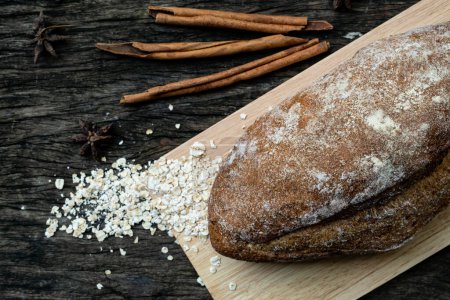 Téléchargez les photos : Une vue rapprochée de dessus des pains traditionnels italiens Ciabatta fraîchement cuits préparés et coupés en tranches sur une table en bois lue pour être servie - en image libre de droit