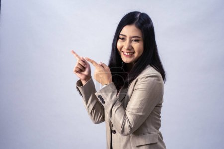 Foto de Retrato de una joven mujer de negocios asiática, plano de estudio, concepto de negocio, fondo aislado - Imagen libre de derechos