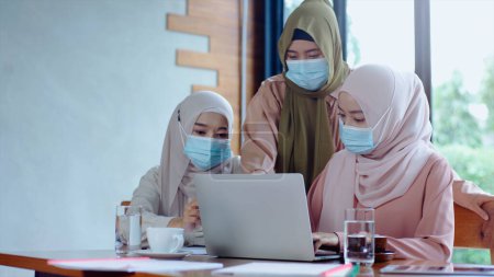 Téléchargez les photos : Vers le haut mobile Asiatique musulman entrepreneur PME démarrage groupe de jeunes femmes discutant de vente et de marketing analyse, Asiatique musulman PME travail d'équipe e-commerce concept - en image libre de droit