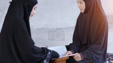 Foto de Retrato de una mujer musulmana asiática en una oración diaria en casa recitando Surah al-Fatiha pasaje del Corán en un solo acto de Sujud llamado Sajdah o postración - Imagen libre de derechos