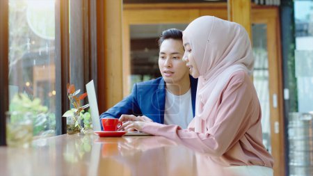 Téléchargez les photos : Vers le haut mobile Asiatique musulman entrepreneur PME start-up jeunes hommes et femmes discuter de vente et de marketing analyse, Asiatique musulman PME travail d'équipe e-commerce concept - en image libre de droit