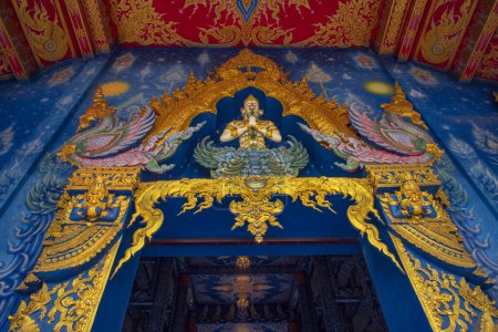 Téléchargez les photos : Wat Rong Suea Ten or The Blue Temple se traduit par la maison du tigre dansant Un temple bouddhiste moderne et monumental qui se distingue par sa coloration bleue vive et ses sculptures élaborées dans la province de Chiang Rai - en image libre de droit
