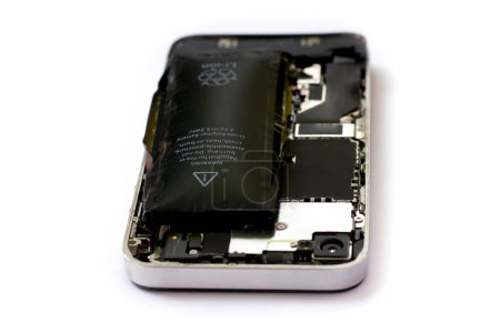 Téléchargez les photos : Batterie lithium ion polymère gonflée à l'intérieur d'un téléphone portable sur fond blanc isolé - en image libre de droit