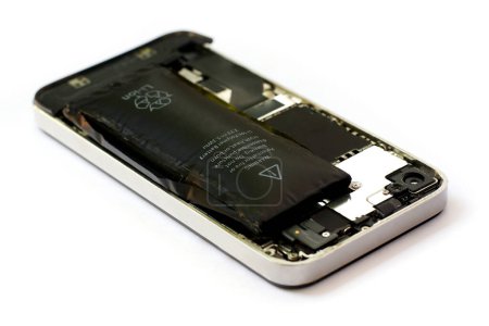 Geschwollener Lithium-Ionen-Polymer-Akku in einem Mobiltelefon auf isoliertem weißem Hintergrund