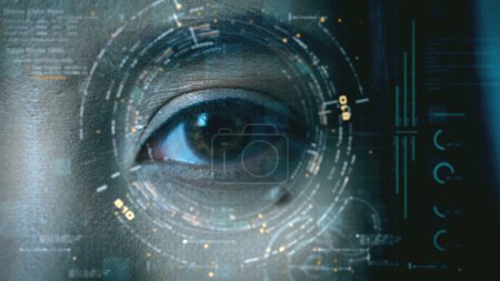 Téléchargez les photos : Technologie d'algorithme futuriste de reconnaissance biométrique de la rétine scannant la pupille d'un jeune adolescent avec une lumière infrarouge invisible pour capter des motifs uniques dans l'iris pour l'authentification personnelle - en image libre de droit