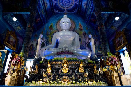 Foto de Wat Rong Suea Ten or The Blue Temple translates as House of the dancing tiger Un monumental y moderno templo budista que se distingue por su vivo color azul y elaboradas tallas en la provincia de Chiang Rai. - Imagen libre de derechos