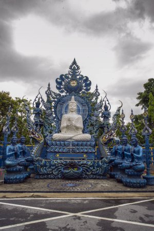 Foto de Wat Rong Suea Ten or The Blue Temple translates as House of the dancing tiger Un monumental y moderno templo budista que se distingue por su vivo color azul y elaboradas tallas en la provincia de Chiang Rai. - Imagen libre de derechos