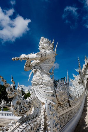 Téléchargez les photos : Lieu de culte, Wat Rong Khun également connu sous le nom de temple blanc, situé dans la province de Chiang Rai, Thaïlande. Un style unique temple bouddhiste avec le pont du cycle de renaissance - en image libre de droit
