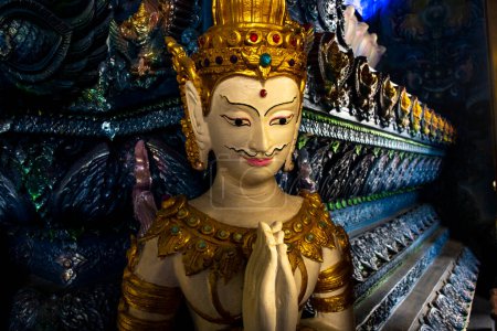 Téléchargez les photos : Wat Rong Suea Ten or The Blue Temple se traduit par la maison du tigre dansant Un temple bouddhiste moderne et monumental qui se distingue par sa coloration bleue vive et ses sculptures élaborées dans la province de Chiang Rai - en image libre de droit