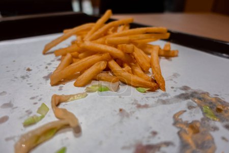 Téléchargez les photos : Gros plan de frites fraîchement cuites dans un fast-food dans un centre commercial - en image libre de droit