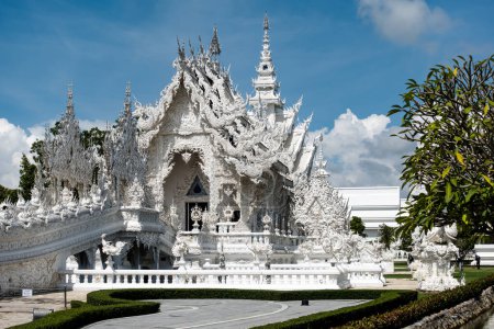 Téléchargez les photos : Lieu de culte, Wat Rong Khun également connu sous le nom de temple blanc, situé dans la province de Chiang Rai, Thaïlande. Un style unique temple bouddhiste avec le pont du cycle de renaissance - en image libre de droit