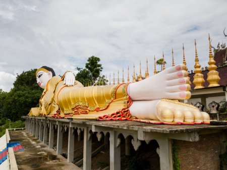 Foto de Templo budista Wat Phra That Suthon Mongkon Khiri cuenta con hermosas arquitecturas que se inspiran en la antigua sala de ordenación tradicional (Ubosot) y la estatua de Buda reclinada - Imagen libre de derechos