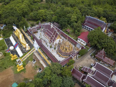 Téléchargez les photos : Temple bouddhiste Wat Phra That Suthon Mongkon Khiri présente de belles architectures inspirées de l'ancienne salle d'ordination traditionnelle (Ubosot) et de la statue de Bouddha inclinable - en image libre de droit