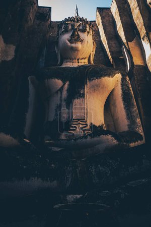 Téléchargez les photos : Lieu public, Statue de Bouddha aux sites historiques ruines du temple antique Wat Si Chum et Wat Mahathat ville du parc historique de Sukhothai, province de Sukhothai, Thaïlande - en image libre de droit