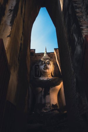 Foto de Lugar público, Buda Estatua en los sitios históricos ruinas del templo antiguo Wat Si Chum y Wat Mahathat ciudad de Sukhothai Historical Park, provincia de Sukhothai, Tailandia - Imagen libre de derechos