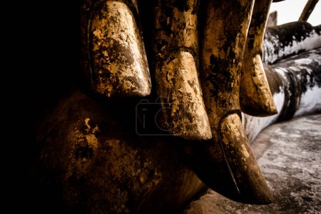 Téléchargez les photos : Lieu public, Statue de Bouddha aux sites historiques ruines du temple antique Wat Si Chum et Wat Mahathat ville du parc historique de Sukhothai, province de Sukhothai, Thaïlande - en image libre de droit