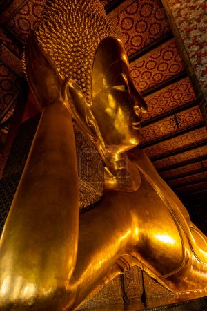Téléchargez les photos : Wat Phra Chetuphon Wimon Mangkhalaram Rajwaramahawihan, communément appelé Wat Pho, est un temple bouddhiste renommé à Bangkok, en Thaïlande. Célèbre pour la statue de Bouddha couché et la beauté architecturale - en image libre de droit