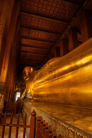 Foto de Wat Phra Chetuphon Wimon Mangkhalaram Rajwaramahawihan, comúnmente conocido como Wat Pho, es un templo budista de renombre en Bangkok, Tailandia. Famoso por la estatua de Buda en Reclinación y la belleza arquitectónica - Imagen libre de derechos